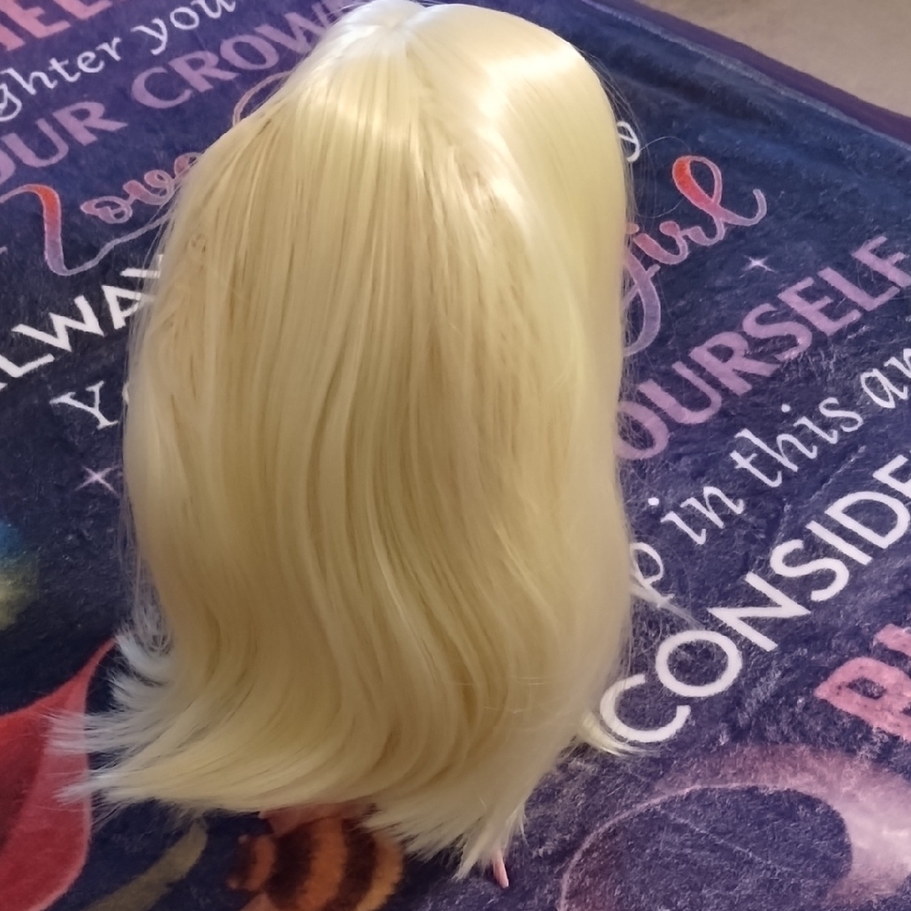 Elegant Blonde Wig - Picture 3 of 5